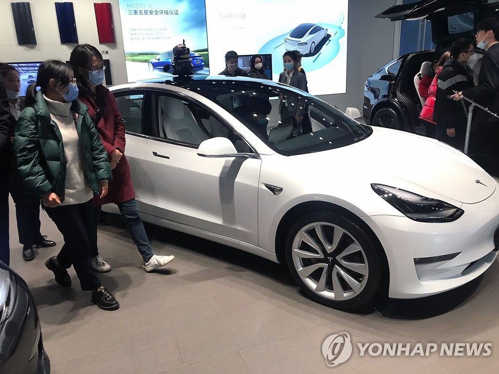 중국 테슬라 매장에 전시된 전기차 모델3