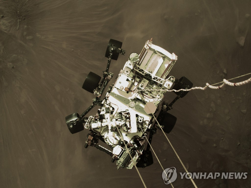 미 탐사 로버의 화성 착륙 직전 모습