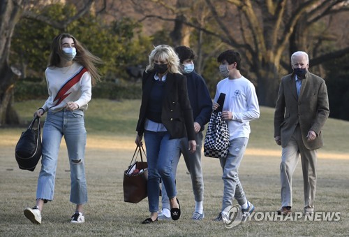조 바이든 미국 대통령(맨 오른쪽) 부부와 손자 손녀들. [UPI=연합뉴스 자료사진]