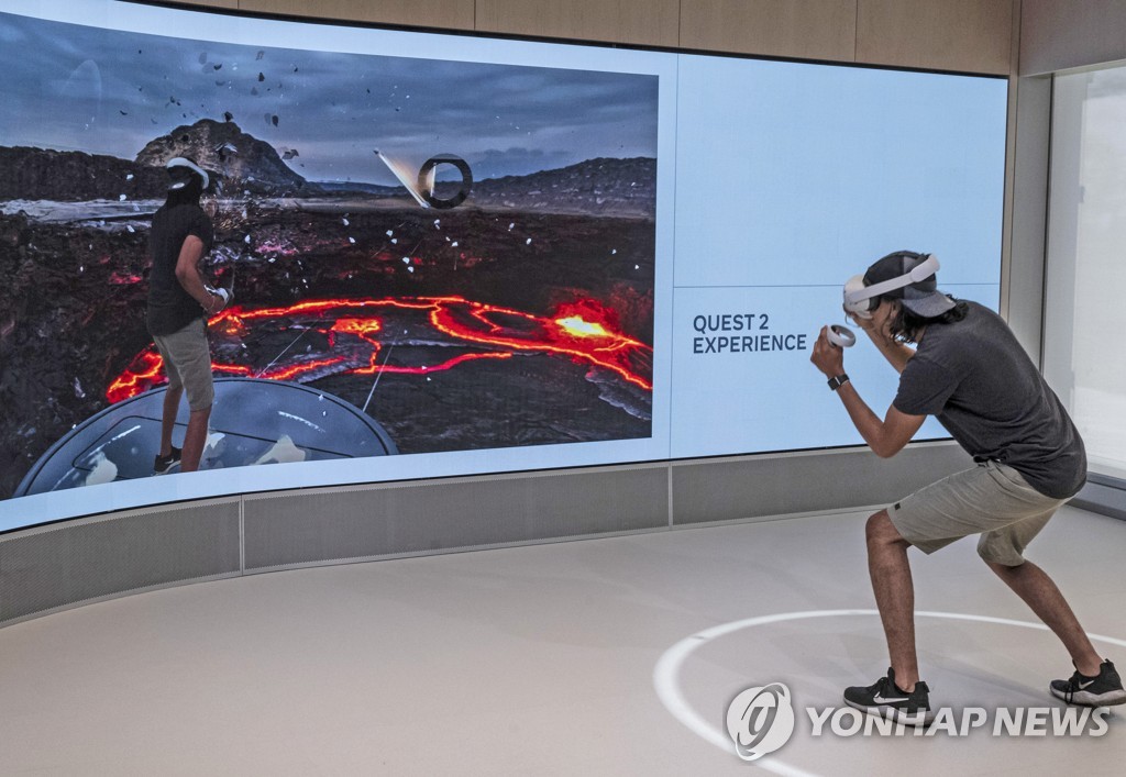 고객이 미국의 한 메타 매장에서 가상현실(VR) 헤드셋을 시험하는 모습. [UPI 연합뉴스 자료사진. 재판매 및 DB 금지]