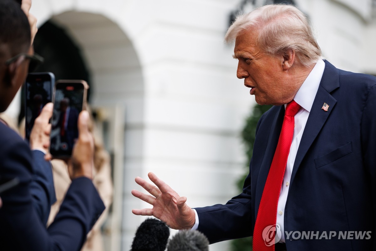 7일(현지시간) US오픈 관람을 위해 뉴욕으로 향하기 전 워싱턴DC 백악관에서 기자들과 이야기하는 트럼프 미 대통령.