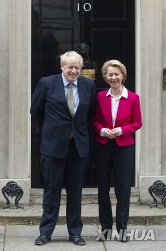 보리스 존슨(왼쪽) 영국 총리와 우르줄라 폰데어라이엔 EU 집행위원장 [신화=연합뉴스]