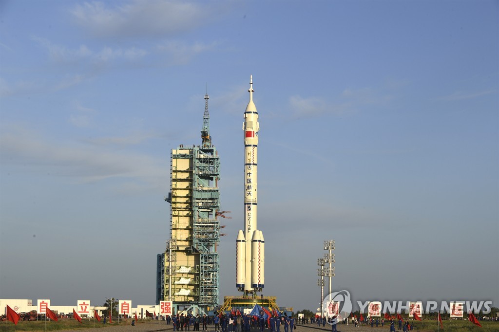 9일 중국 간쑤성 주취안의 발사장으로 이동한 선저우 12호와 운반 로켓 창정 2호 결합체 [신화=연합뉴스]