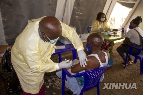 아프리카 민주콩고에서 백신 접종하는 의료진