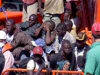 140명 탄 유럽행 아프리카 난민보트서 불…14명 사망