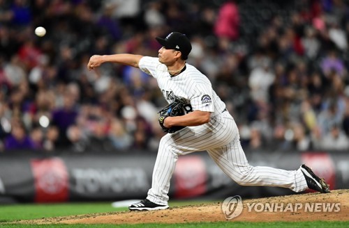 Rockies' Oh Seung-hwan earns 1st win of season in relief