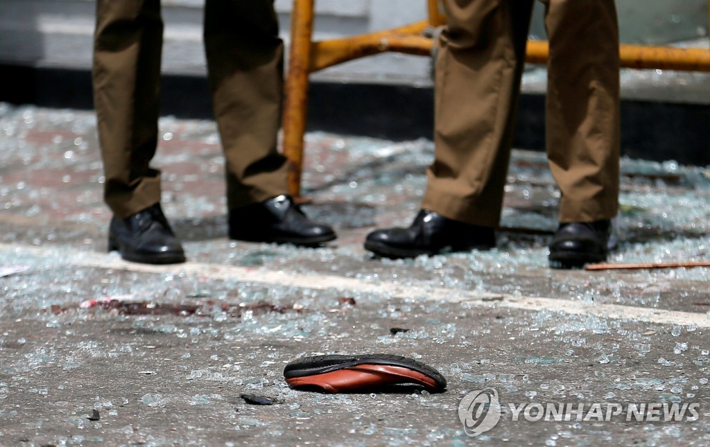 2019년 4월 21일 갑작스런 폭발로 다수의 사상자가 발생한 스리랑카 콜롬보 시내 가톨릭 성당 앞에 희생자의 신발이 떨어져 있다. [로이터=연합뉴스]