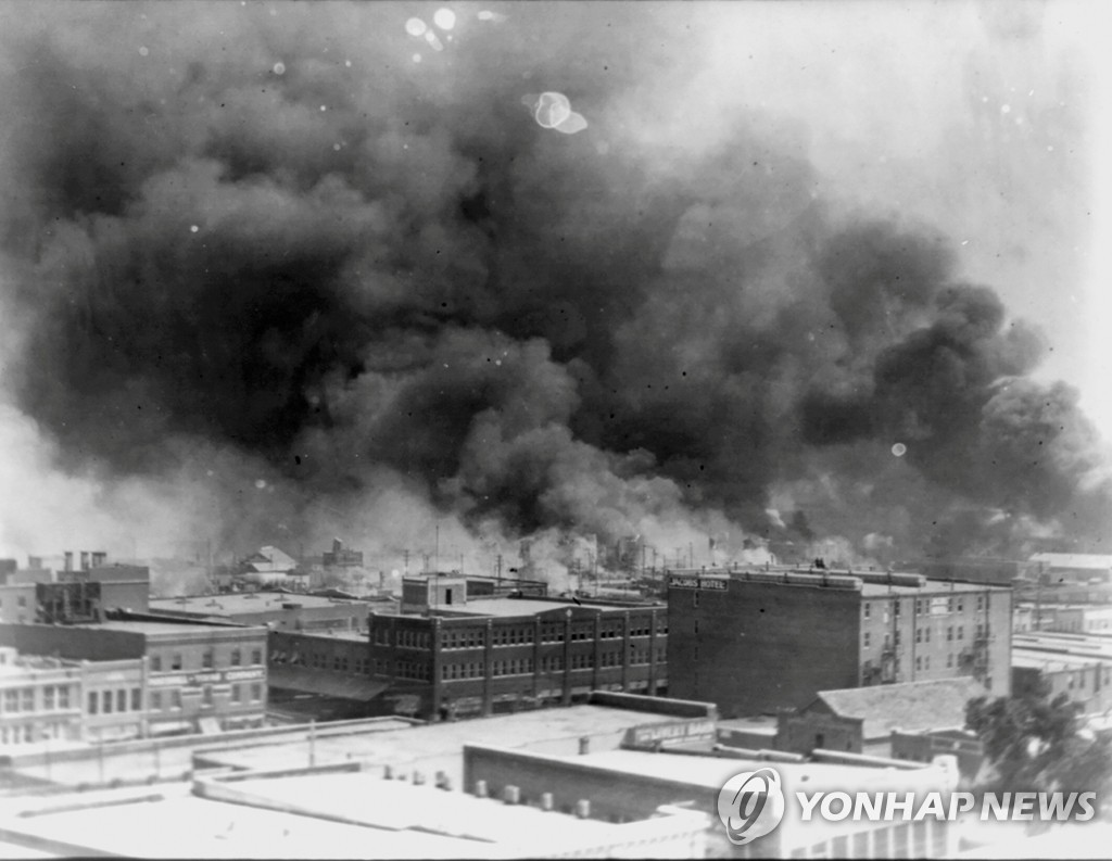 1921년 오클라호마주 털사 흑인 학살사건 당시 불타는 건물들