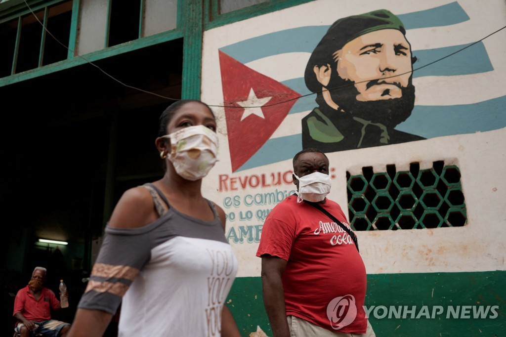 마스크 쓴 쿠바 아바나 시민들