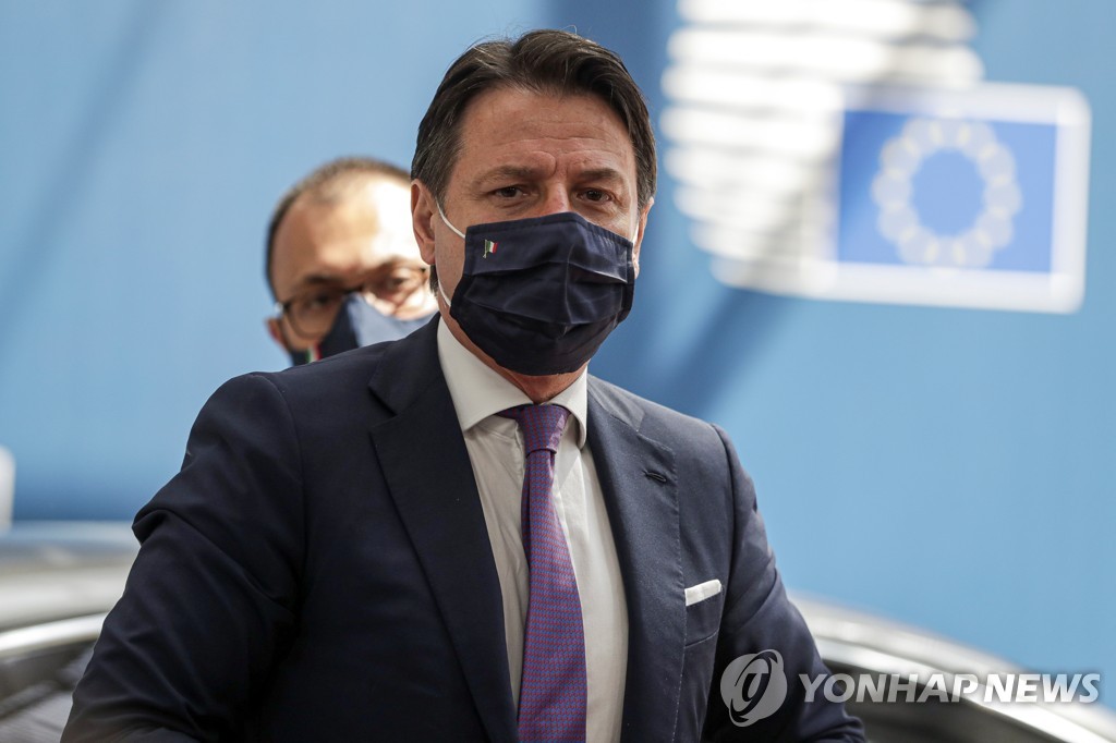 20일(현지시간) 벨기에 브뤼셀에서 열린 코로나19 회복 기금 관련 EU 정상회의에 참석한 주세페 콘테 이탈리아 총리. [로이터=연합뉴스]
