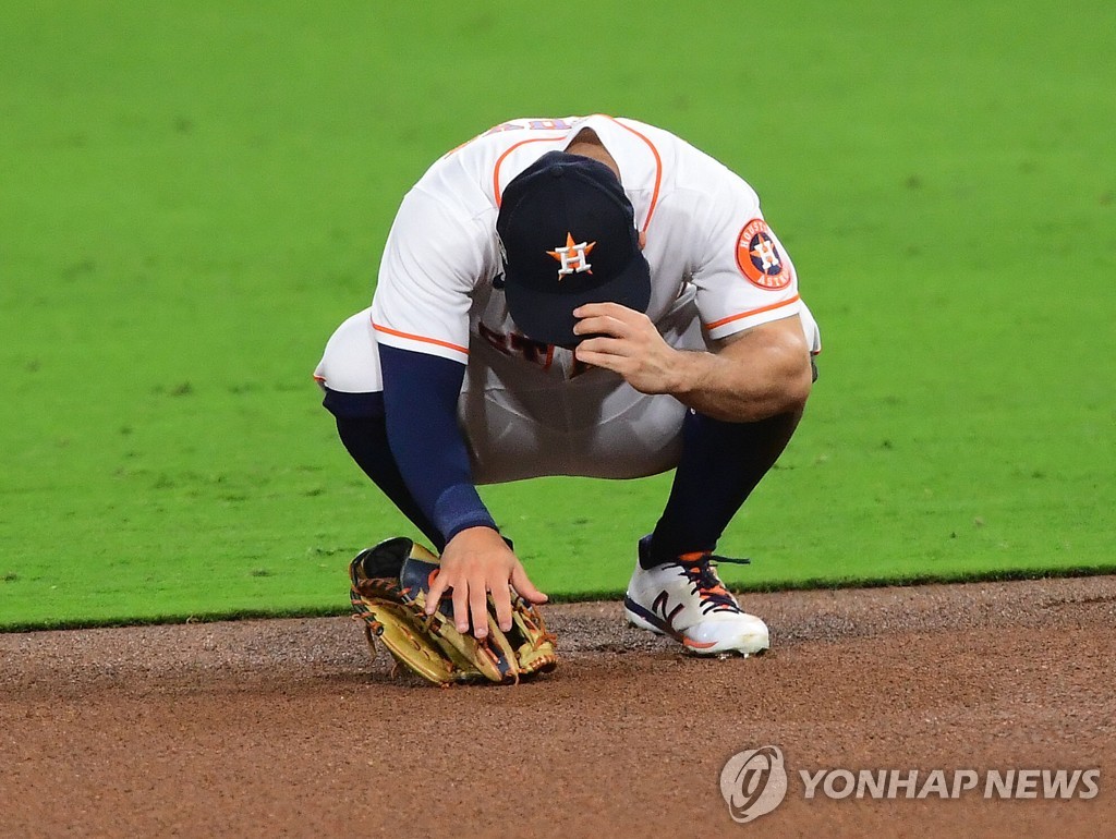 결정적인 송구 실책 후 고개를 숙인 알투베 