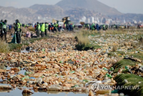 페트병 등 쓰레기로 뒤덮인 볼리비아 우루우루 호수 청소하는 사람들