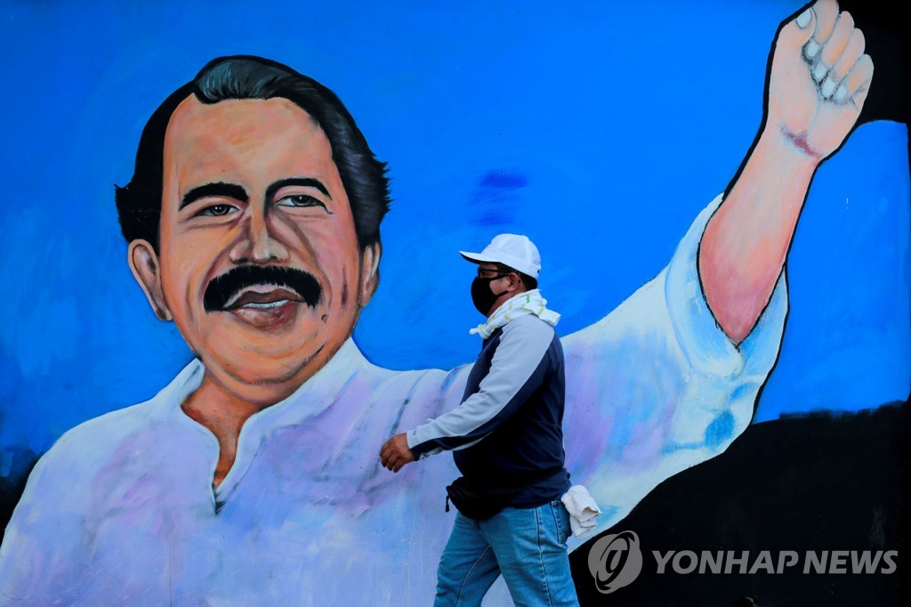 오르테카 벽화 앞을 지나는 니카라과 마나과 시민