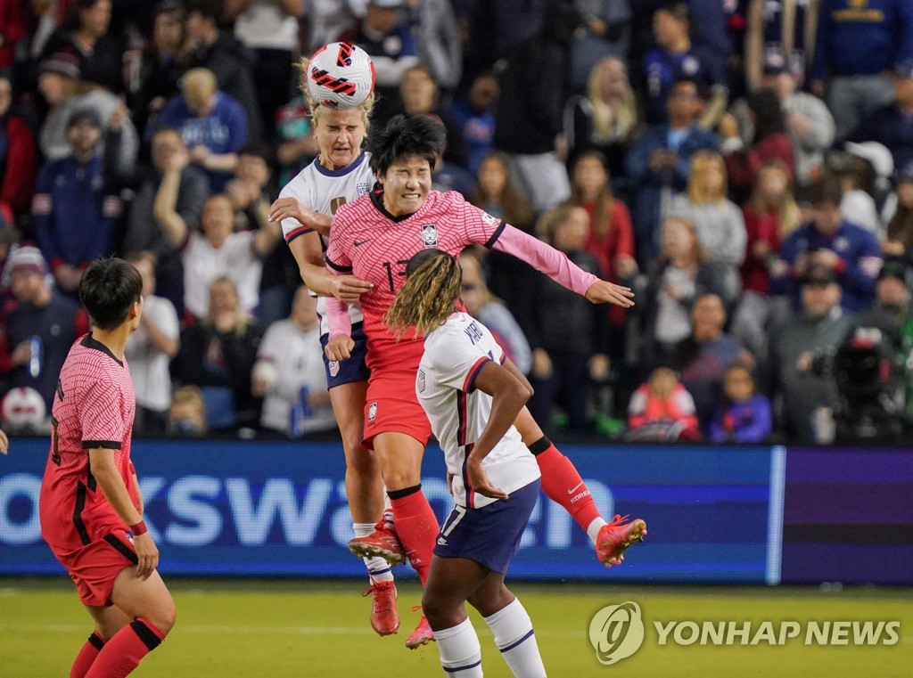 In this USA Today Sports photo via Reuters, Lee Geum-min of South Korea (C) and Lindsey Horan of the United States battle for the ball during their teams' friendly football match at Children's Mercy Park in Kansas City, Kansas, on Oct. 21, 2021. (Yonhap)