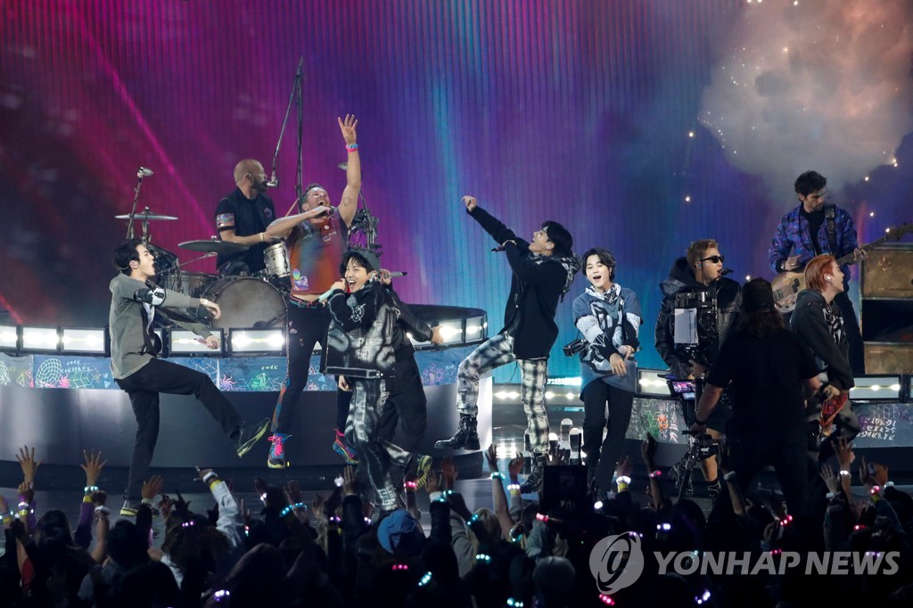 In this Reuters photo, Coldplay and BTS perform during the 2021 American Music Awards at the Microsoft Theater on Nov. 21, 2021, in Los Angeles. (Yonhap) 