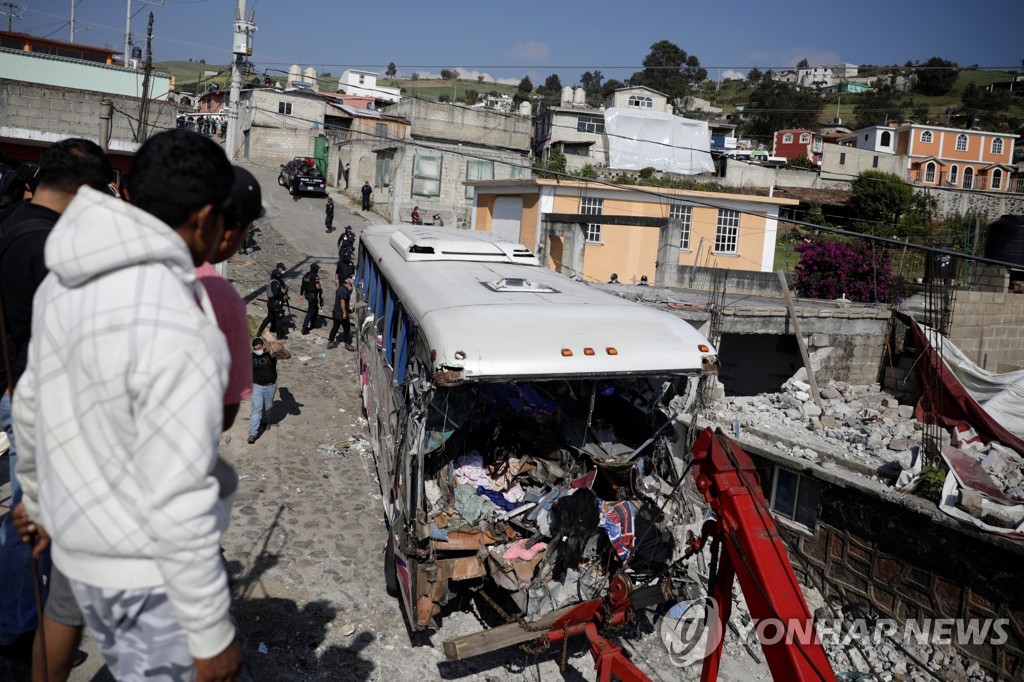 멕시코서 성지순례객 태운 버스 충돌해 50여명 사상