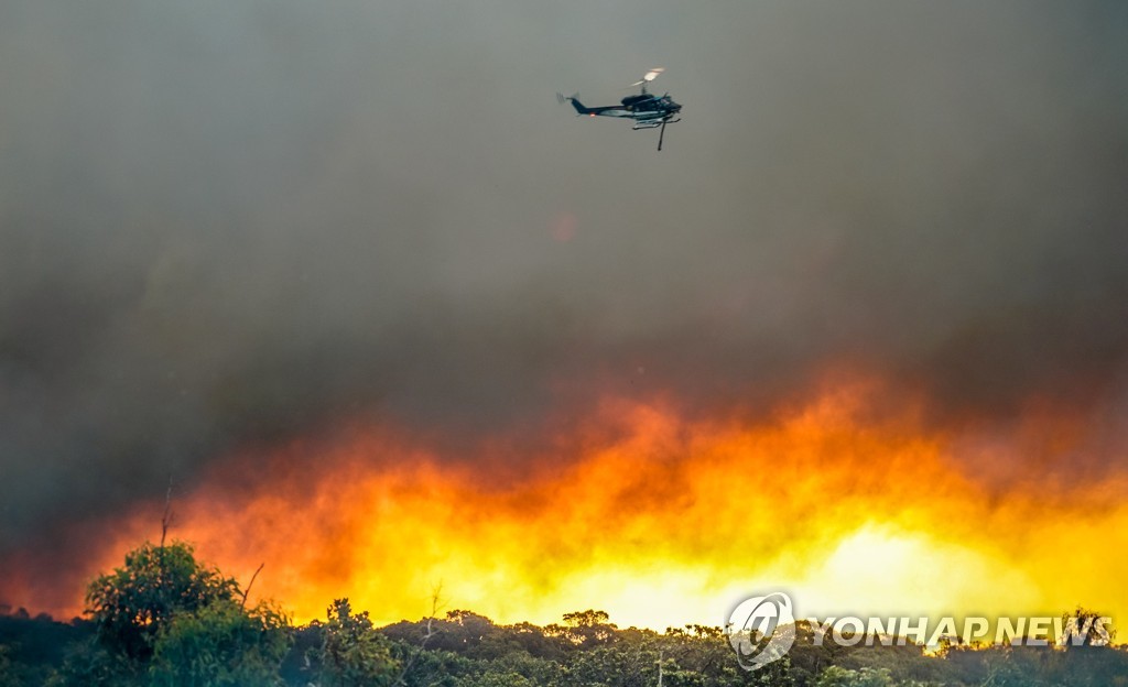 호주 서부 산불 진화에 투입된 헬기