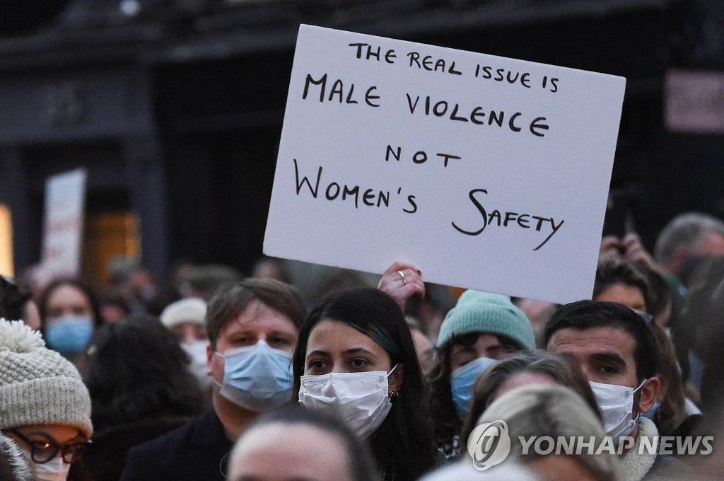 여성을 겨냥한 '묻지마 폭력'을 규탄하는 시위대