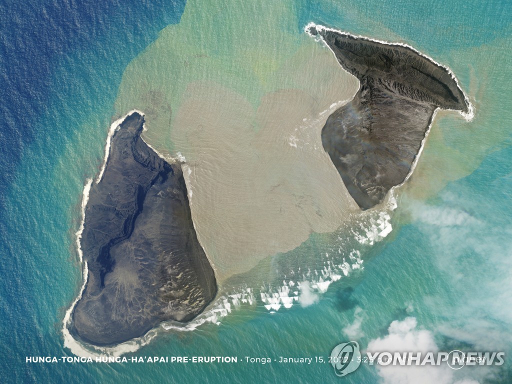 2022년 1월 15일 대규모 분화를 일으킨 통가 훙가 하파이 화산의 분화구 주변에 형성됐던 섬이 폭발로 상당부분을 상실한 채 두 쪽으로 갈라진 모습을 보여주는 위성 사진. [로이터 연합뉴스자료사진, 재판매 및 DB 금지]