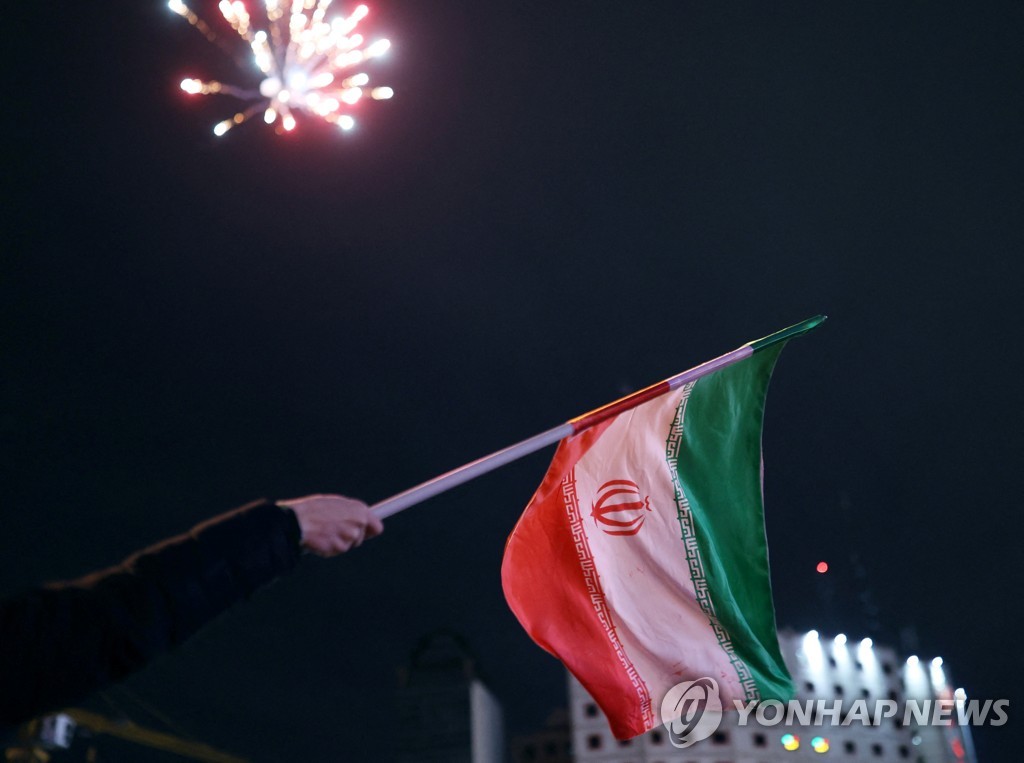 국기를 흔드는 이란 축구 팬.