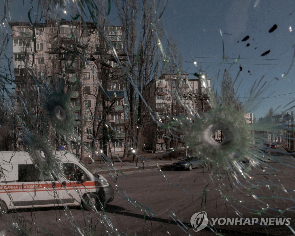 총격으로 깨진 창문 사이로 보이는 키예프 앰뷸런스. [로이터 연합뉴스] 2022. 3. 1. photo@yna.co.kr