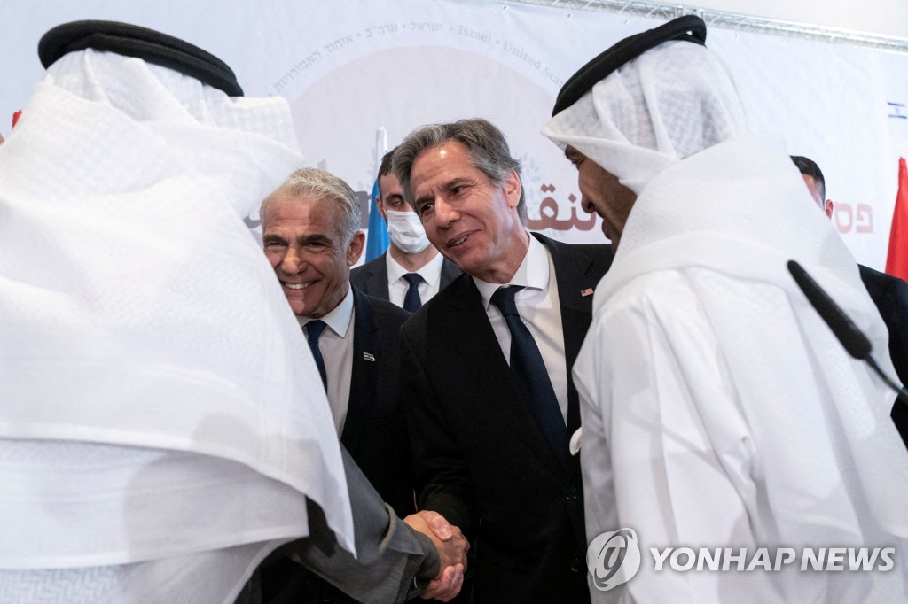 UAE 및 바레인 외무장관과 악수하는 토니 블링컨 미 국무부 장관(가운데)