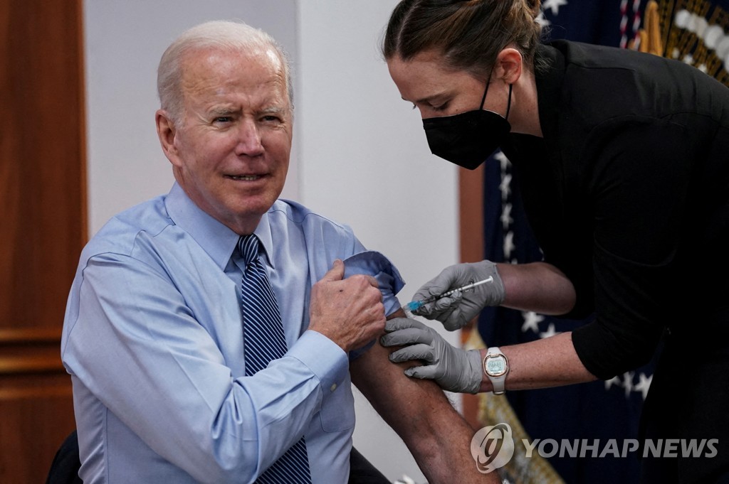 코로나19 백신 2차 부스터샷 맞는 조 바이든 미국 대통령