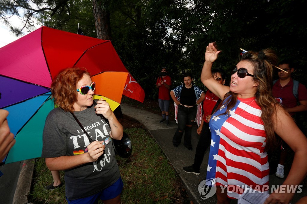 디즈니월드 앞에서 마주친 플로리다주 교육법 찬반 시위대