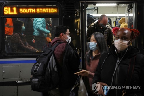 미국 대중교통에서 여전히 마스크를 쓰는 승객들