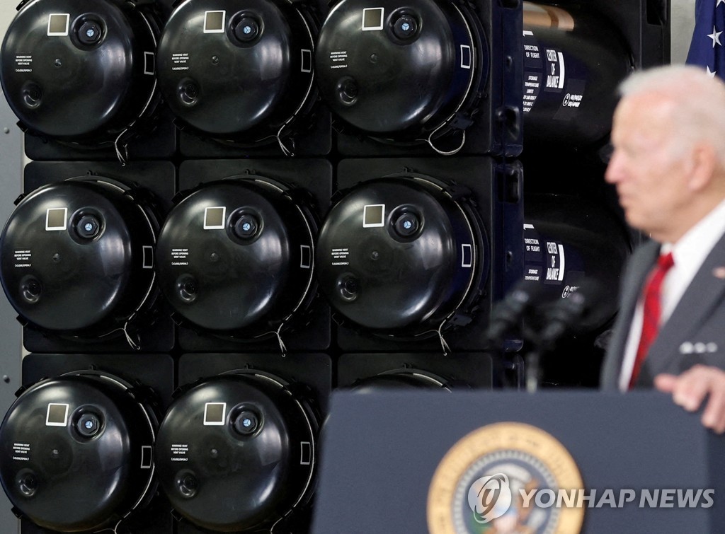 우크라이나 보낼 대전자미사일 공장 찾은 미국 대통령