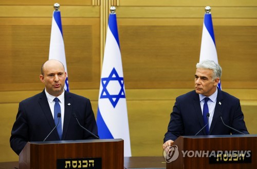 의회 해산 계획 밝히는 나프탈리 베네트 이스라엘 총리(왼쪽)와 야이르 라피드 외무장관(오른쪽)