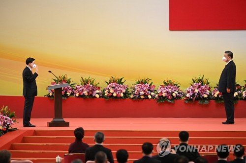 존리 신임 홍콩행정장관 취임 선서 듣는 시진핑(우)