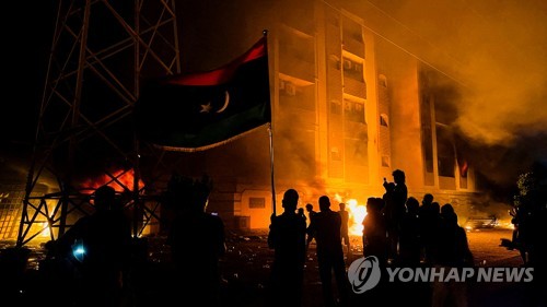 생활고에 항의하는 시위대에 의해 불타는 리비아 의회 건물.