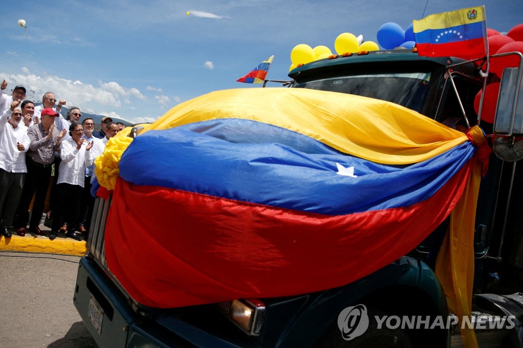 콜롬비아-베네수엘라 국경 넘는 화물차
