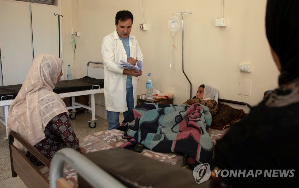 콜레라 의심환자 진료하는 시리아 의사.