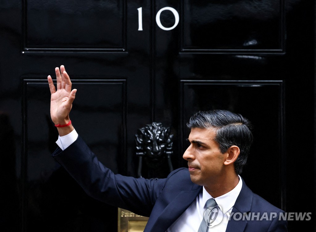 리시 수낵 신임 영국 총리가 런던 다우닝가 집무실로 들어서는 모습