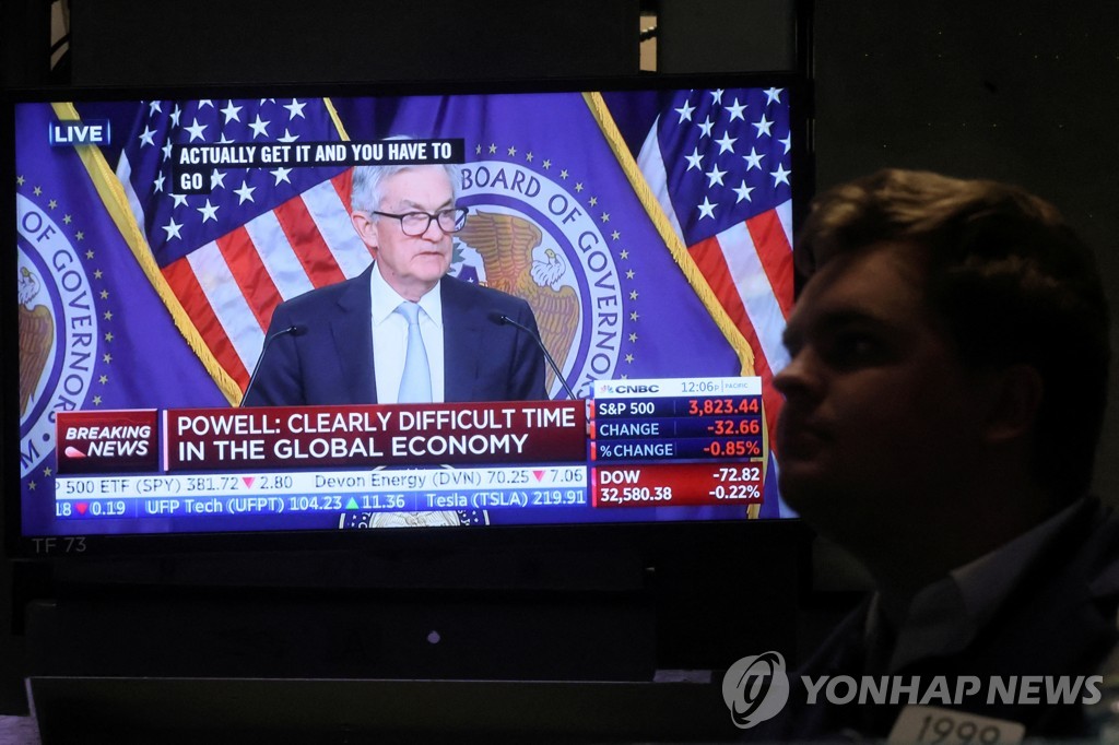 NYSE 입회장내 TV에 파월의 기자회견이 방송되는 모습