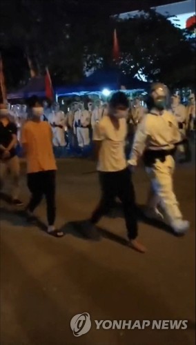 (로이터=연합뉴스) 시위 진압 경찰이 중국 광둥성 광저우에서 시위 참여자를 연행해가는 모습이 30일 소셜미디어에 올라왔다. [재판매 및 DB 금지]