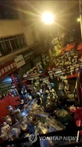 (로이터=연합뉴스) 중국 광둥성 광저우에서 방호복을 입은 시위 진압 경찰이 방패를 든 채 전진하는 모습을 담은 영상이 30일 소셜미디어에 올라왔다. [재판매 및 DB 금지]