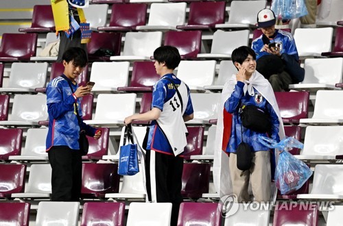 스페인과 경기 후 청소하는 일본 관중