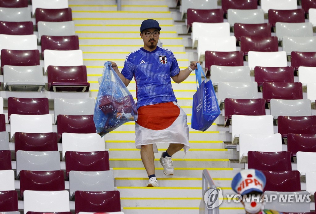 스페인과 경기 후 청소하는 일본 관중