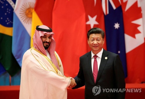 2016년 주요 20개국(G20) 정상회의에서 사우디의 실권자 무함마드 빈 살만 왕세자와 악수하는 시진핑 중국 국가주석