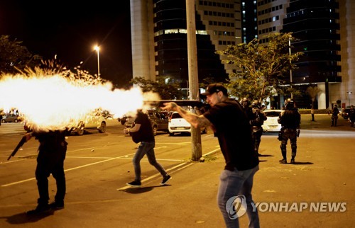 브라질 '대선 불복' 시위대, 경찰청 난입 시도…경찰과 충돌