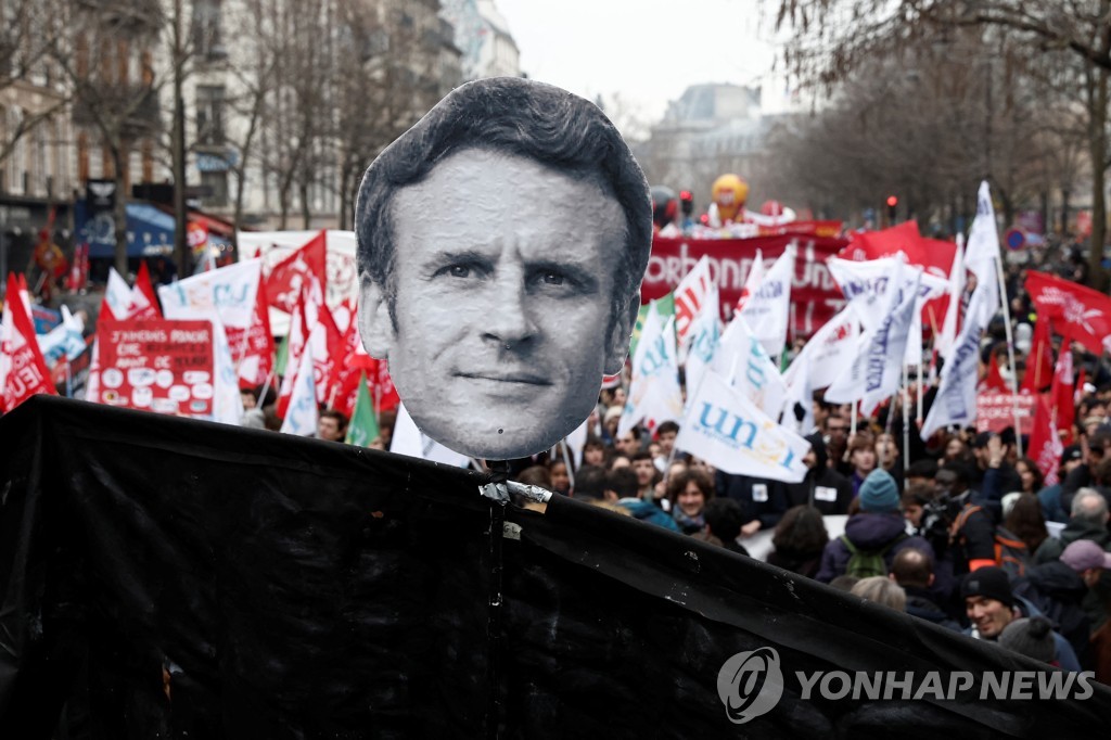 연금개혁 반대 시위에 내걸린 프랑스 대통령 사진