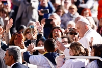 교황 "수녀·어린이·주교 수직관계 아닌 모두 평등한 존재"