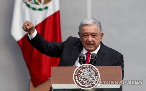 지난 18일(현지시간) 석유 국가수용 기념일 행사에서 연설하는 멕시코 대통령