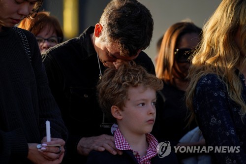 29일 희생자 추모회에서 슬퍼하는 사람들 [로이터=연합뉴스]