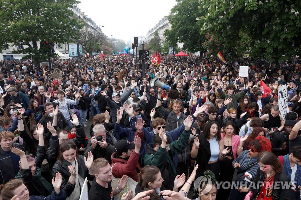 프랑스 파리에서 노동절을 맞아 열린 연금개혁 반대 시위