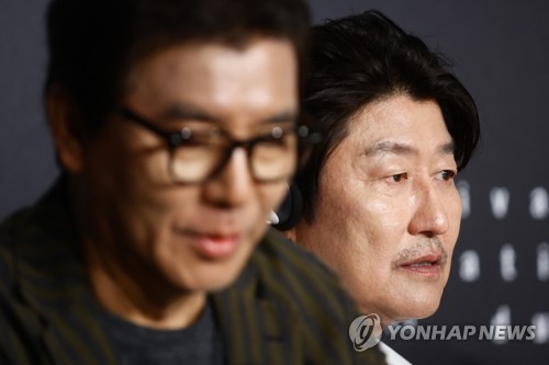 '거미집'으로 제76회 칸국제영화제에 초청된 배우 송강호(오른쪽)와 김지운 감독