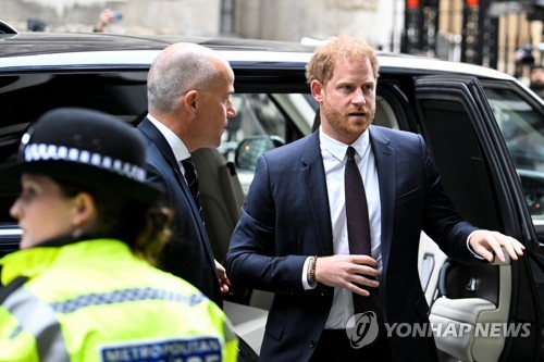 "손에 피묻힌 비열한 언론"…英해리 왕자, 타블로이드 재판 출석